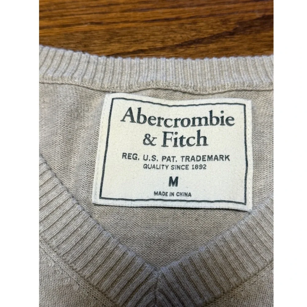 Abercrombie & Fitch Mens V-Neck Sweater M Beige Oatmeal Knit Moose Logo Long Slv